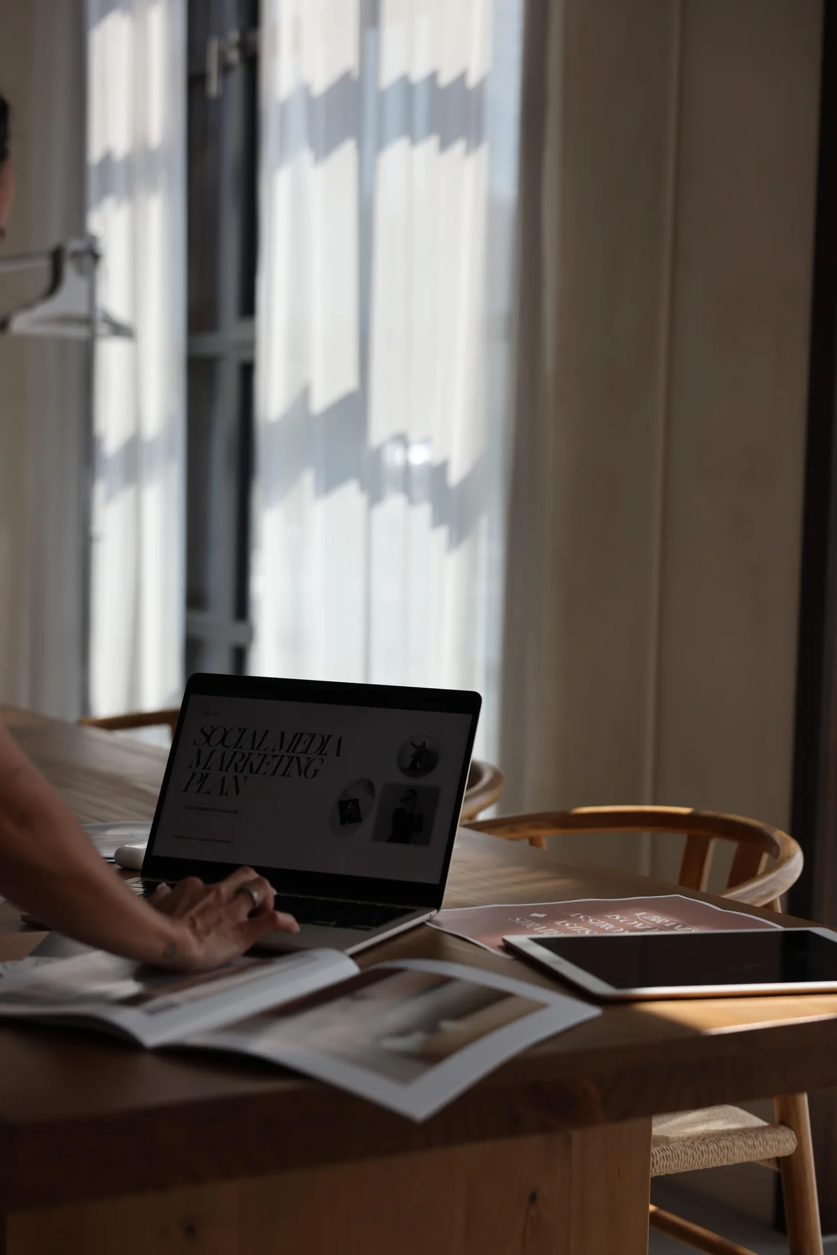 Ein Tablet und kreative Materialien im Studio