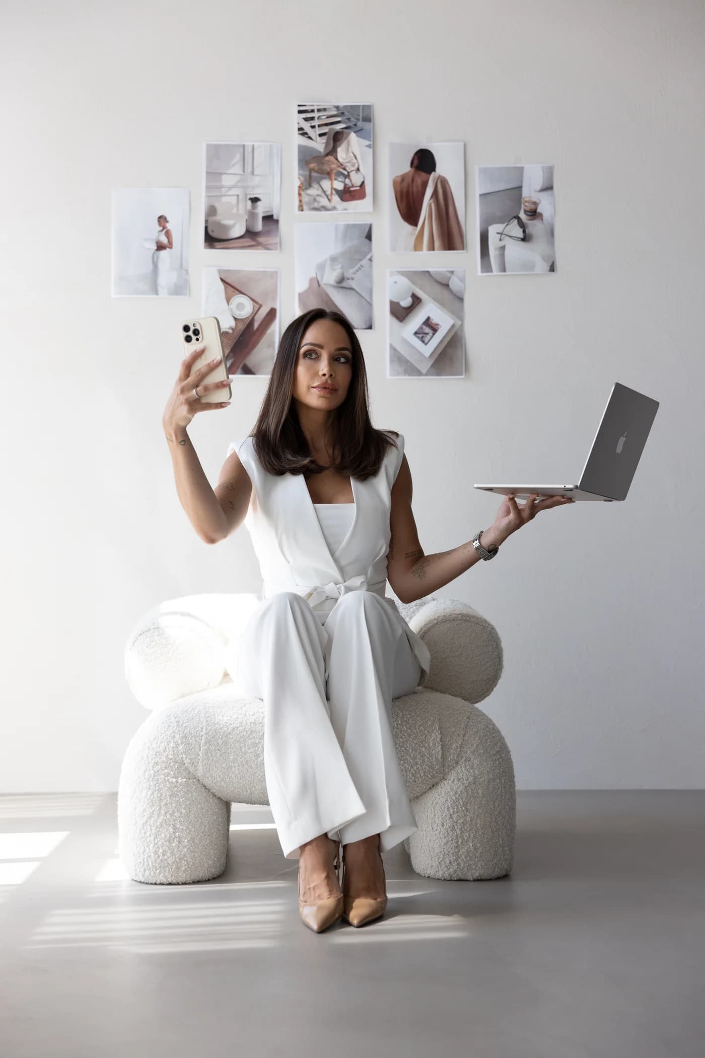 Noemi im weissen Anzug mit Laptop und Handy